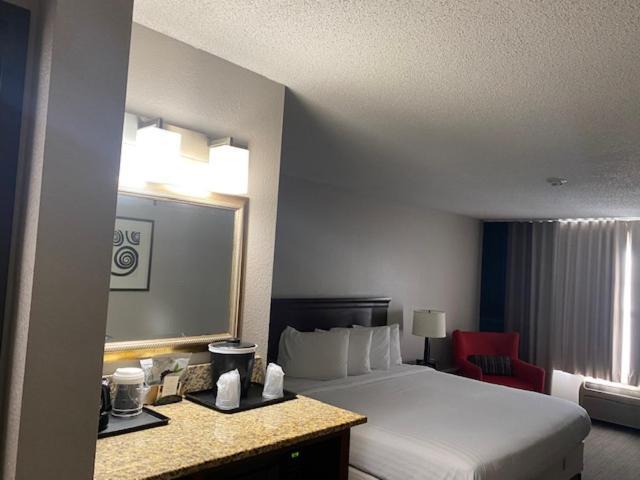 Country Inn & Suites By Radisson, Kansas City At Village West, Ks Bonner Springs Esterno foto